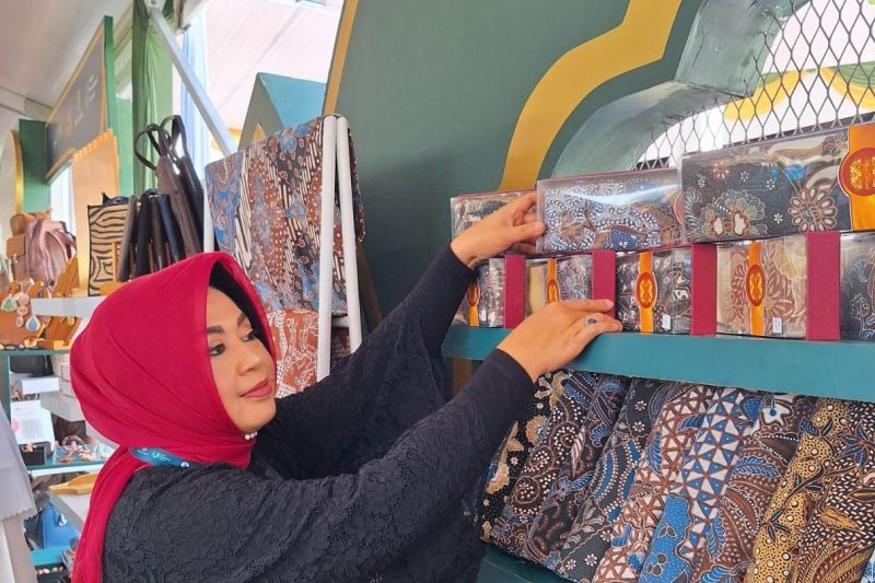 Pemilik Alya Batik, Tiwi Pontjdowati, berpartisipasi UMKM Festival Ekonomi Syariah
