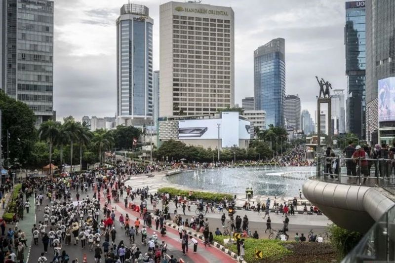 warga berolahraga saat berlangsungnya HBKB di kawasan Bundaran HI