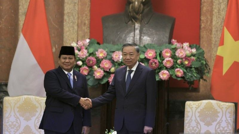 Menteri Pertahanan RI Prabowo Subianto (kiri) dan Presiden Vietnam Tô Lâm berjabat di Hanoi