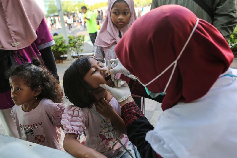 antarafoto-pelayanan-pin-polio-saat-hbkb-jakarta-150924-ada-3