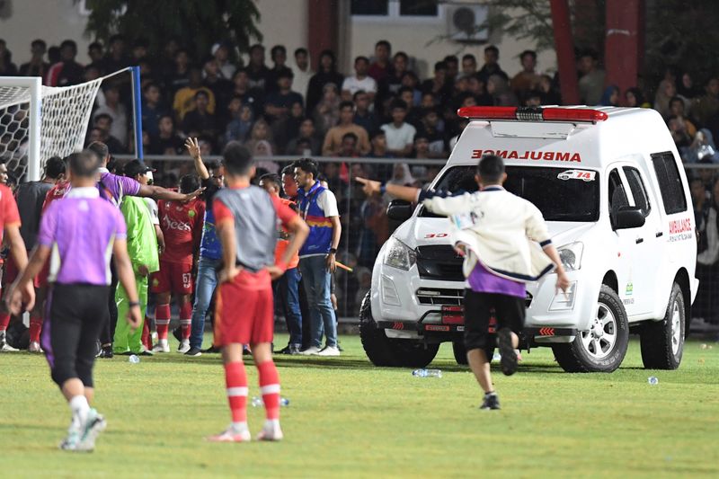 antarafoto-pon-xxi-aceh-sumut-sepak-bola-aceh-lawan-sulawesi-tengah-140924-adb-4