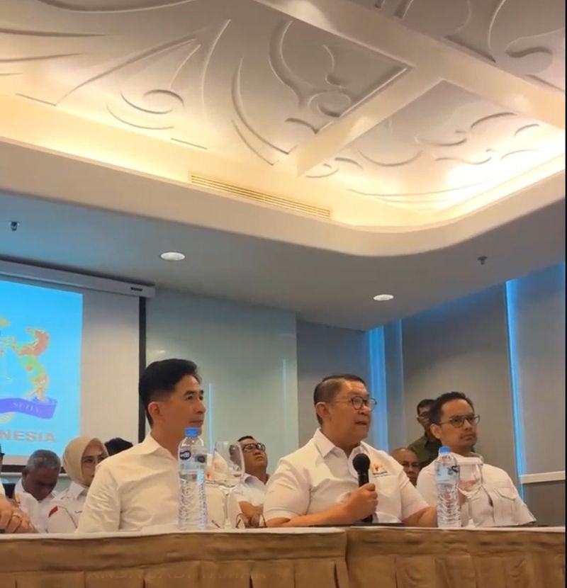 Ketua Umum Kadin Indonesia Arsjad Rasyid bersama jajaran pengurus dalam Konferensi pers Minggu