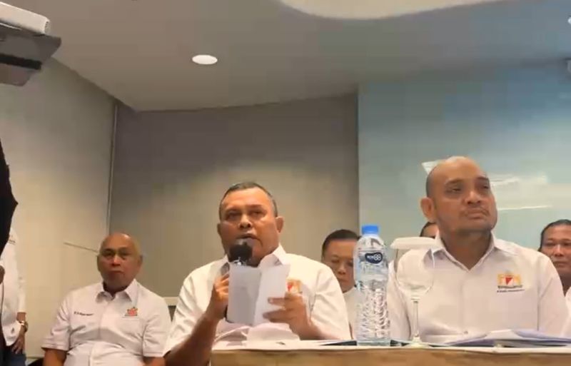 Jajaran pengurus Kamar dagang dan Industri (KADIN) Indonesia dalam Konferensi pers Minggu
