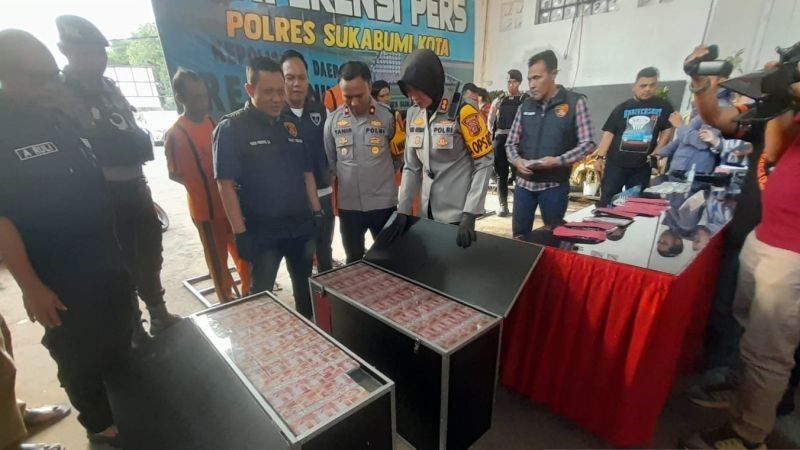 uang mainan pecahan Rp100 ribu yang disita dari pelaku penipuan dengan modus penggandaan uang