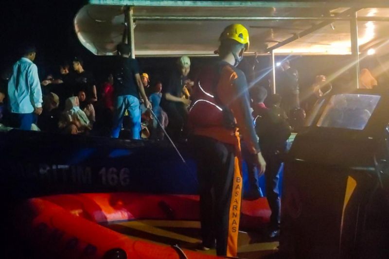 Basarnas Natuna saat mengevakuasi korban pada Minggu (15/9/2024) malam