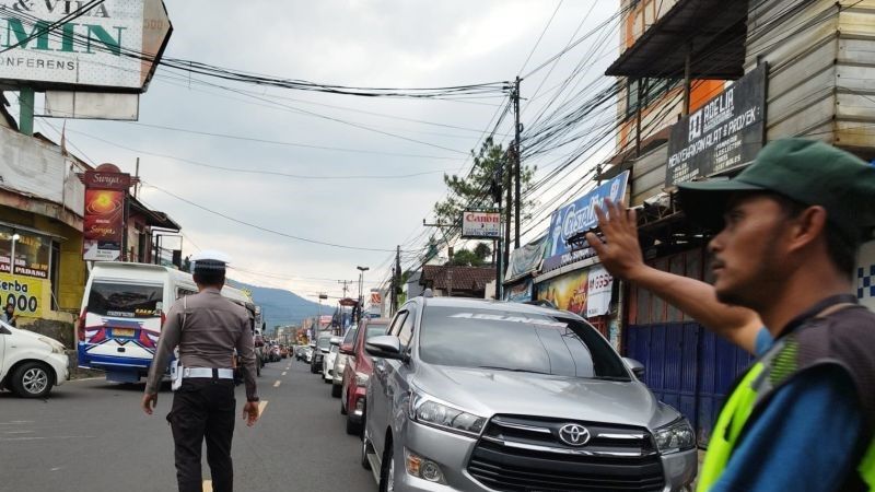 Petugas Satuan Lalulintas Polres Cianjur melakukan rekayasa arus di Jalur Puncak