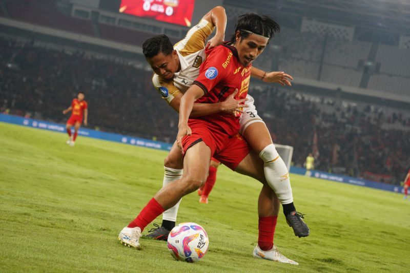 Gelandang Persija Hanif Sjahbandi (depan) berebut bola dengan bek Dewa United Reva Adi Utama 