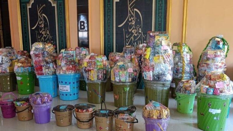 Bakul ember Maulid dengan telur hias dan aneka menu khas meriahkan peringatan Maulid Nabi Muhammad