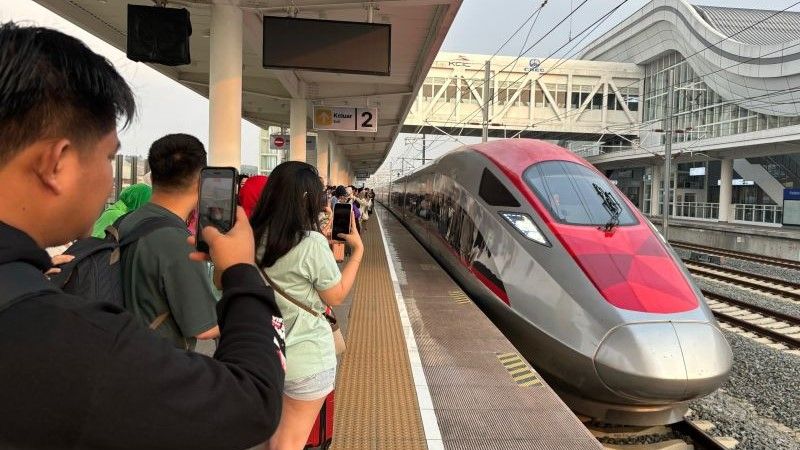 Situasi para penumpang kereta cepat Whoosh di Stasiun Padalarang, Kabupaten Bandung Barat
