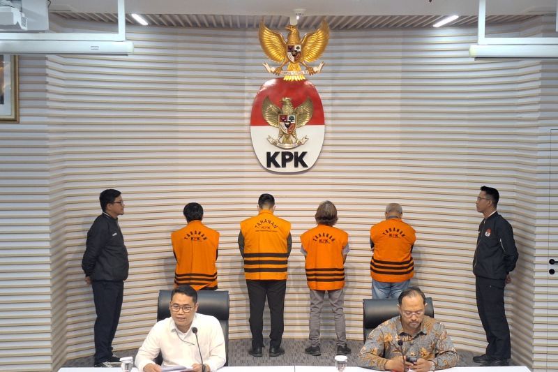 Komisi Pemberantasan Korupsi (KPK) hadirkan empat tersangka kasus dugaan korupsi Rorotan