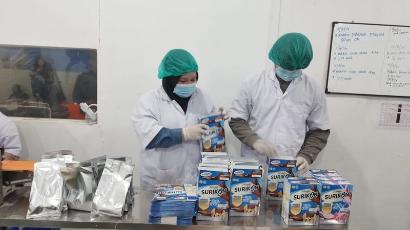 Proses pengemasan Susu Ikan di Pabrik PT Berikan Bahari Indonesia