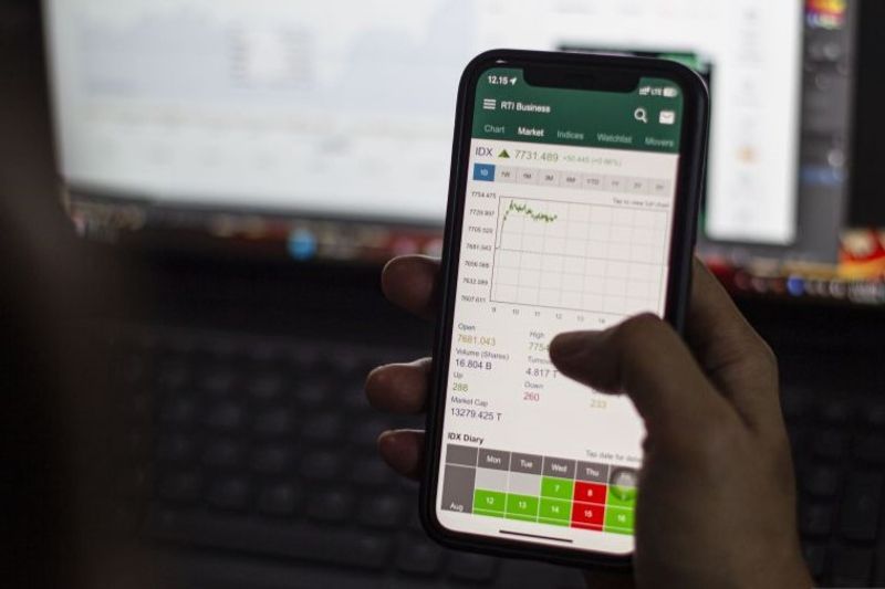 Karyawan mengamati pergerakan Indeks Harga Saham Gabungan (IHSG)