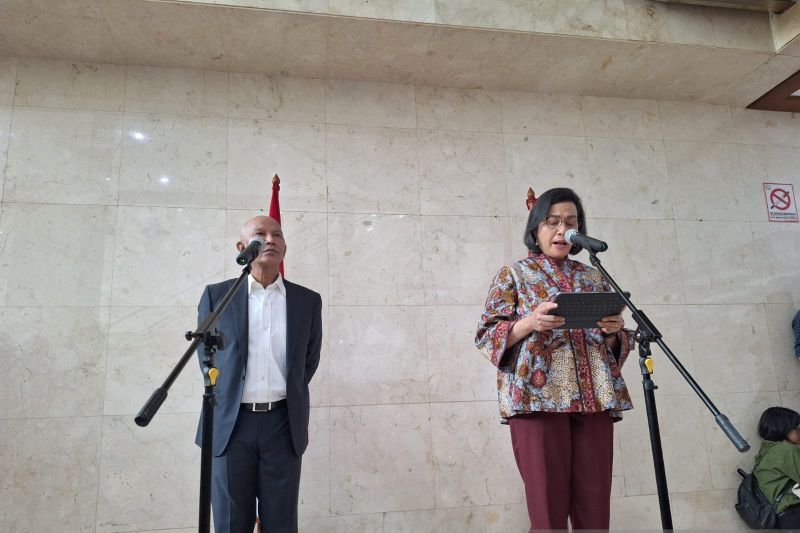 Ketua Badan Anggaran DPR RI Said Abdullah (kiri) dan Menteri Keuangan Sri Mulyani Indrawati (kanan)
