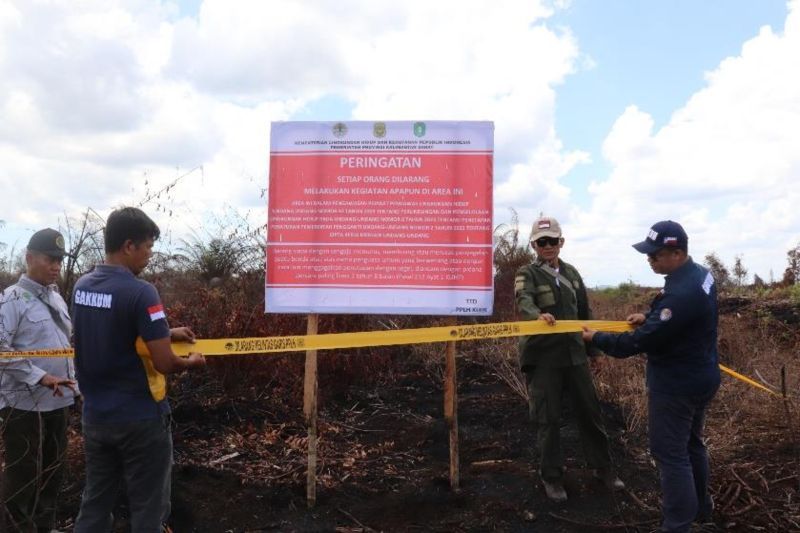 Petugas Ditjen Gakkum KLHK melakukan penyegelan di lokasi kebakaran hutan