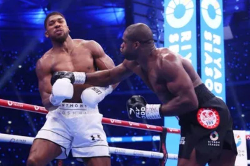 Petinju Daniel Dubois menyerang lawannya Anthony Joshua tinju kelas berat IBF