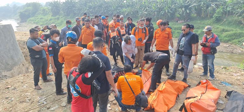 Proses evakuasi penemuan tujuh mayat yang mengapung di Kali Bekasi