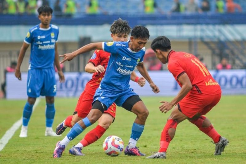 Persib Bandung Beckham Putra (tengah) berebut bola Persija Jakarta Firza Andika (kanan)