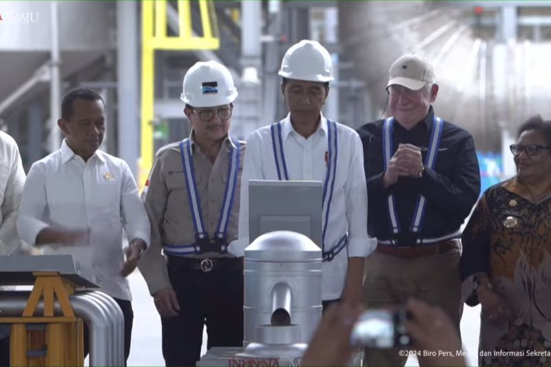 Presiden Joko Widodo saat menekan tombol peresmian pabrik smelter PT Freeport Indonesia di Gresik