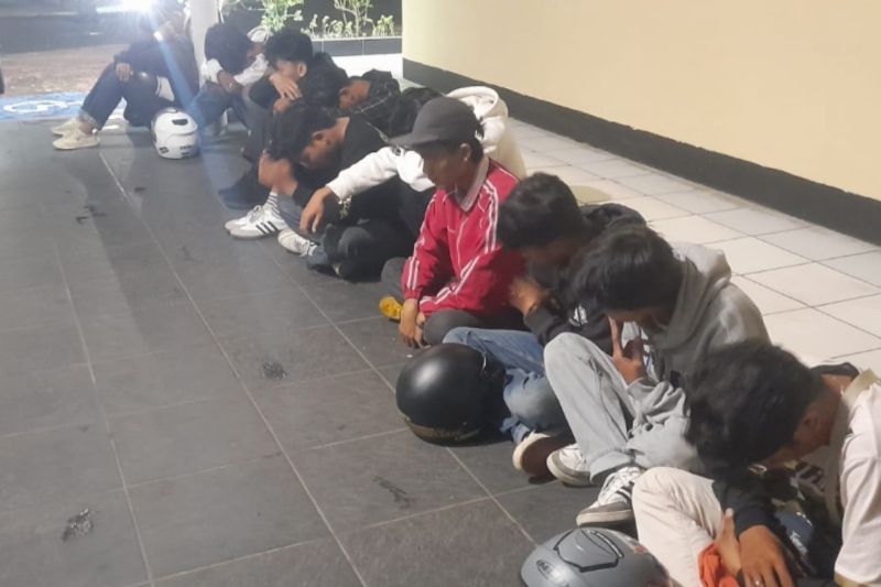 Belasan remaja yang mengaku sebagai The Jak Mania 