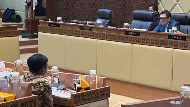 Ketua Komisi II DPR Ahmad Doli Kurnia Tandjung dan Anggota KPU Idham Holik