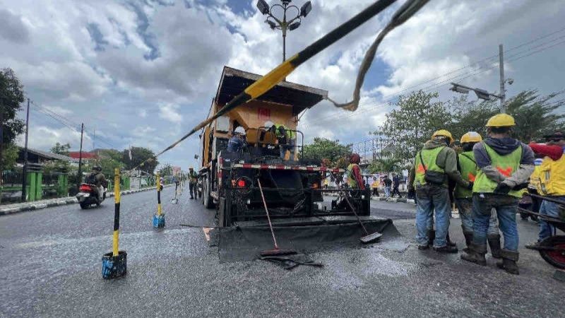 Proyek microsurfacing di Jalan Sudirman, Tanjung Pandan, Kabupaten Belitung, Bangka Belitung