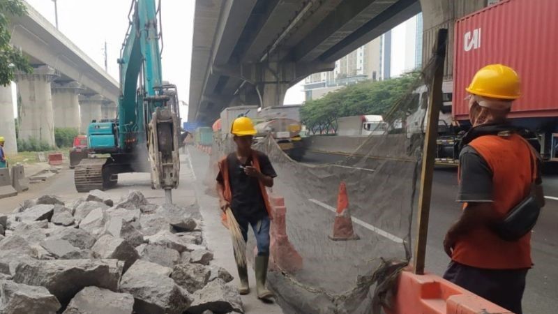 Pekerjaan perbaikan jalan di Ruas Tol Jakarta-Cikampek