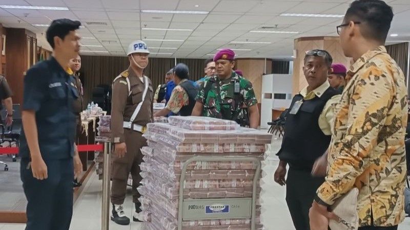 petugas dari Kejaksaan Agung sedang membawa sejumlah uang hasil TPPU PT Asset Pacific