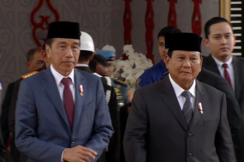 Presiden Joko Widodo (kiri) bersama Presiden terpilih Prabowo Subianto