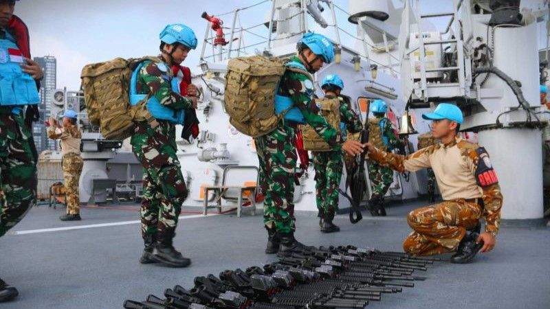 Para prajurit TNI Angkatan Laut pengawak KRI Diponegoro-365