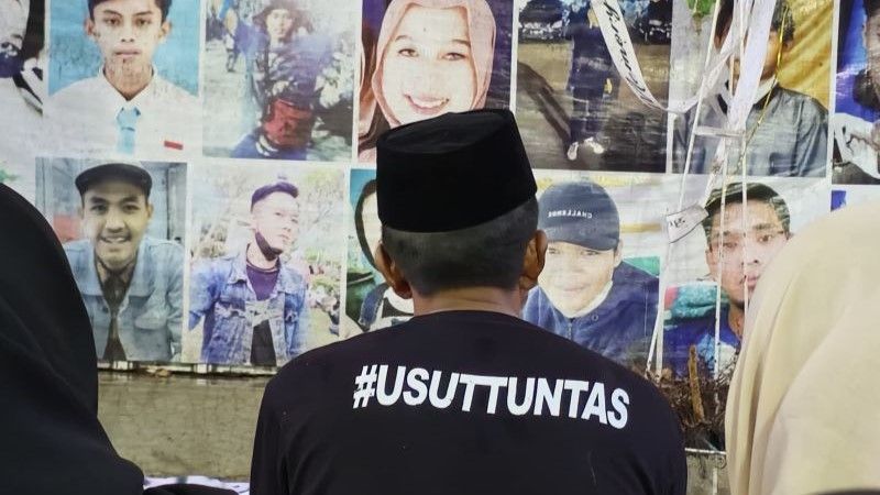 Masyarakat memanjatkan doa di depan Gerbang 13 Stadion Kanjuruhan peringati tragedi kanjuruhan