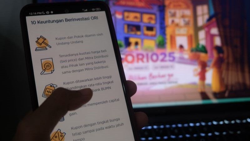 Pengguna mengecek informasi penawaran surat berharga negara (SBN)