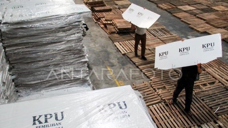 Petugas mengangkut bilik suara Pilkada 2024 di gudang KPU Deli Serdang