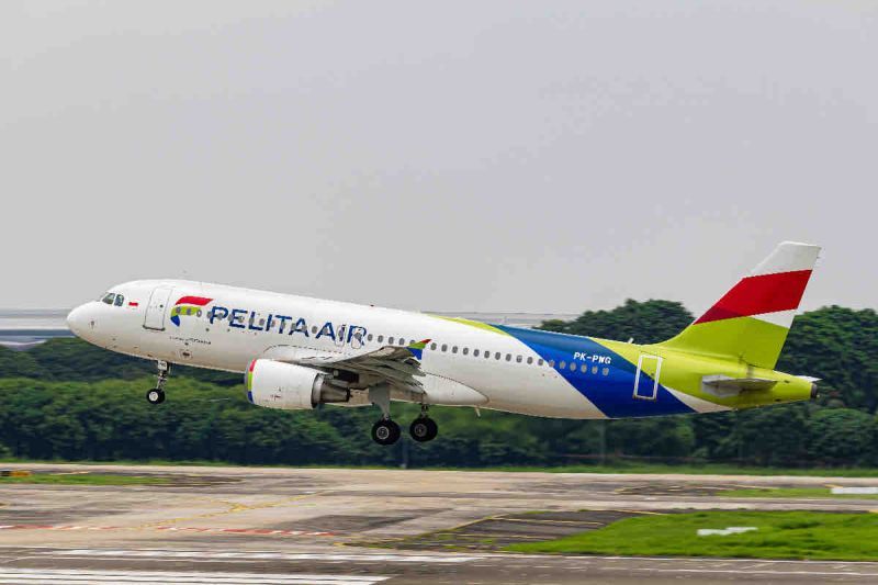 Pesawat Pelita Air lepas landas