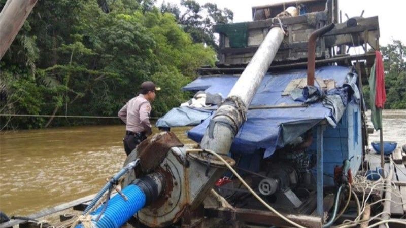 Petugas Polisi mengamankan aktivitas penambangan emas tanpa izin (PETI) di sungai Kapuas