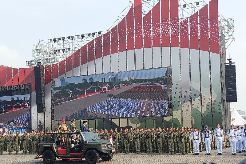 Presiden Joko Widodo didampingi Panglima TNI Jenderal TNI Agus Subianto
