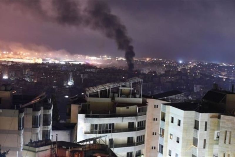 Asap hitam terlihat dari kawasan yang terkena serangan udara Israel di kawasan Kola, Beirut