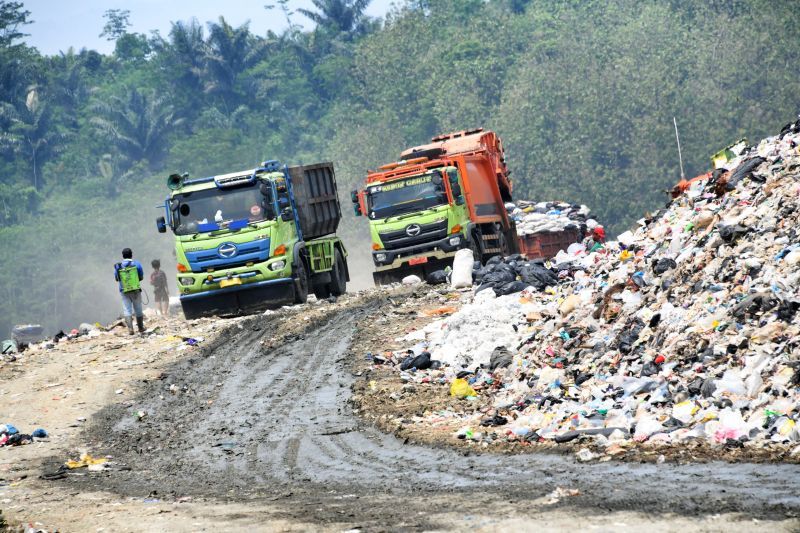 Pengangkutan sampah di TPA Sarimukti