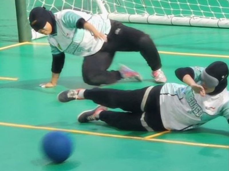 Pemain Sumatera Selatan berupaya menghadang bola dalam pertandingan goalball