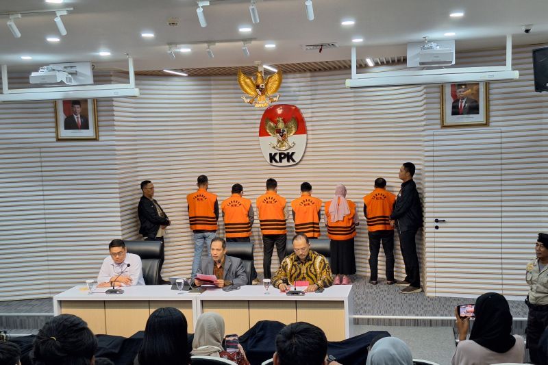 KPK hadirkan enam tersangka dalam operasi tangkap tangan (OTT) di Provinsi Kalimantan Selatan