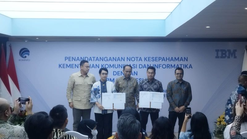 Menteri Kominfo, Budi Arie Setiadi bersama President Director PT IBM Indonesia, Roy Kosasih