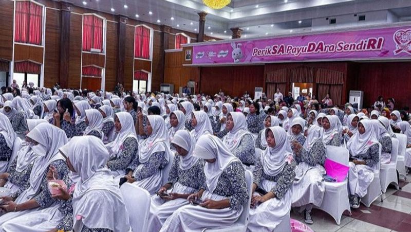 Sebanyak 400 siswi dari SMA di Jakarta Timur saat mengikuti penyuluhan kanker payudara