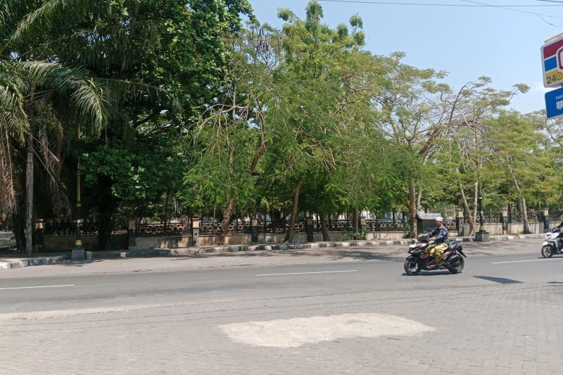 Pengendara motor saat melintas di jalan raya saat cuaca panas di wilayah NTB