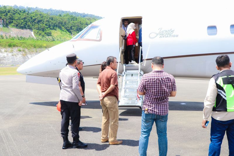 Jenazah Calon Gubernur (cagub) Maluku Utara (Malut), Benny Laos diterbangkan dari Luwuk ke Jakarta