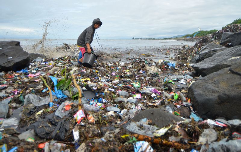 antarafoto-sampah-penuhi-pantai-padang-131024-ief-2