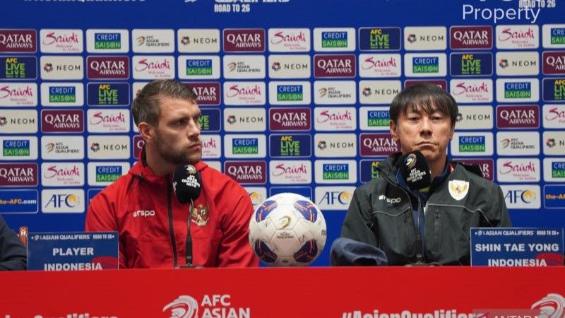 Kiper timnas Indonesia Maarten Paes (kiri) dan pelatih Shin Tae-yong (kanan)