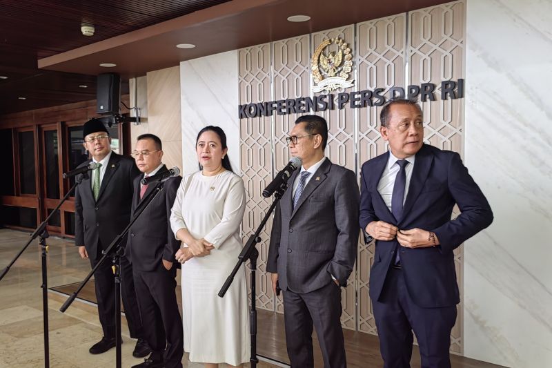 Ketua DPR RI Puan Maharan (tengah) bersama para Wakil Ketua DPR RI lainnya 