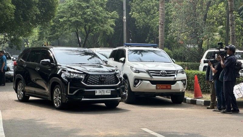 Sebuah mobil yang ditumpangi Calon Gubernur Jakarta Pramono Anung 