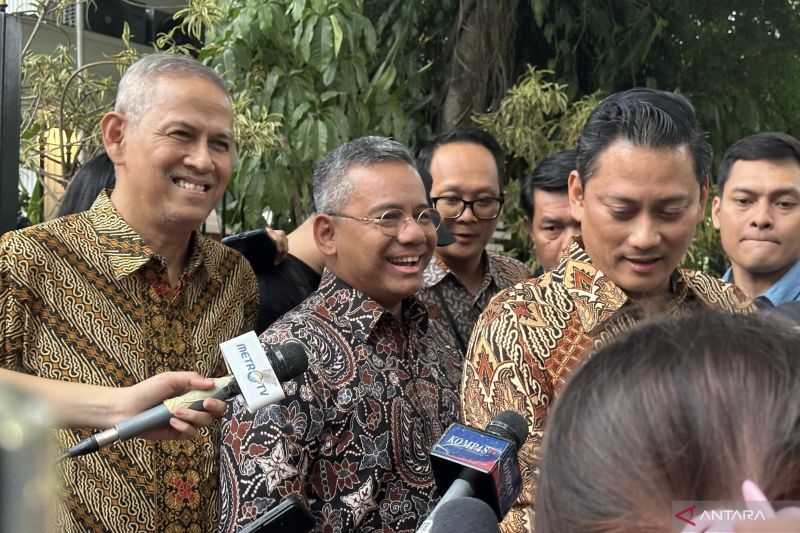 Anggito Abimanyu (kiri), Suahasil Nazara (tengah), dan Thomas Djiwandono (kanan)