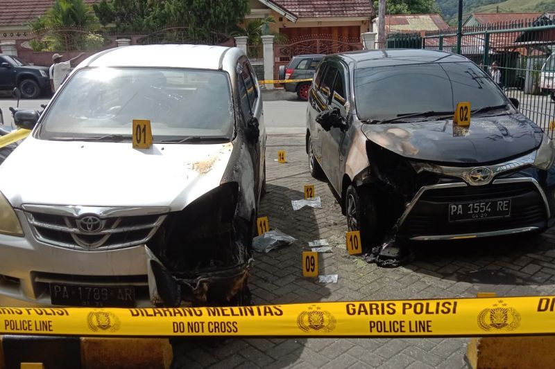 Dua kendaraan operasional Media Jubi yang terbakar akibat pelemparan molotov