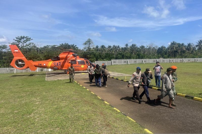 Sejumlah nelayan yang dievakuasi dengan menggunakan helikopter SAR milik Basarnas